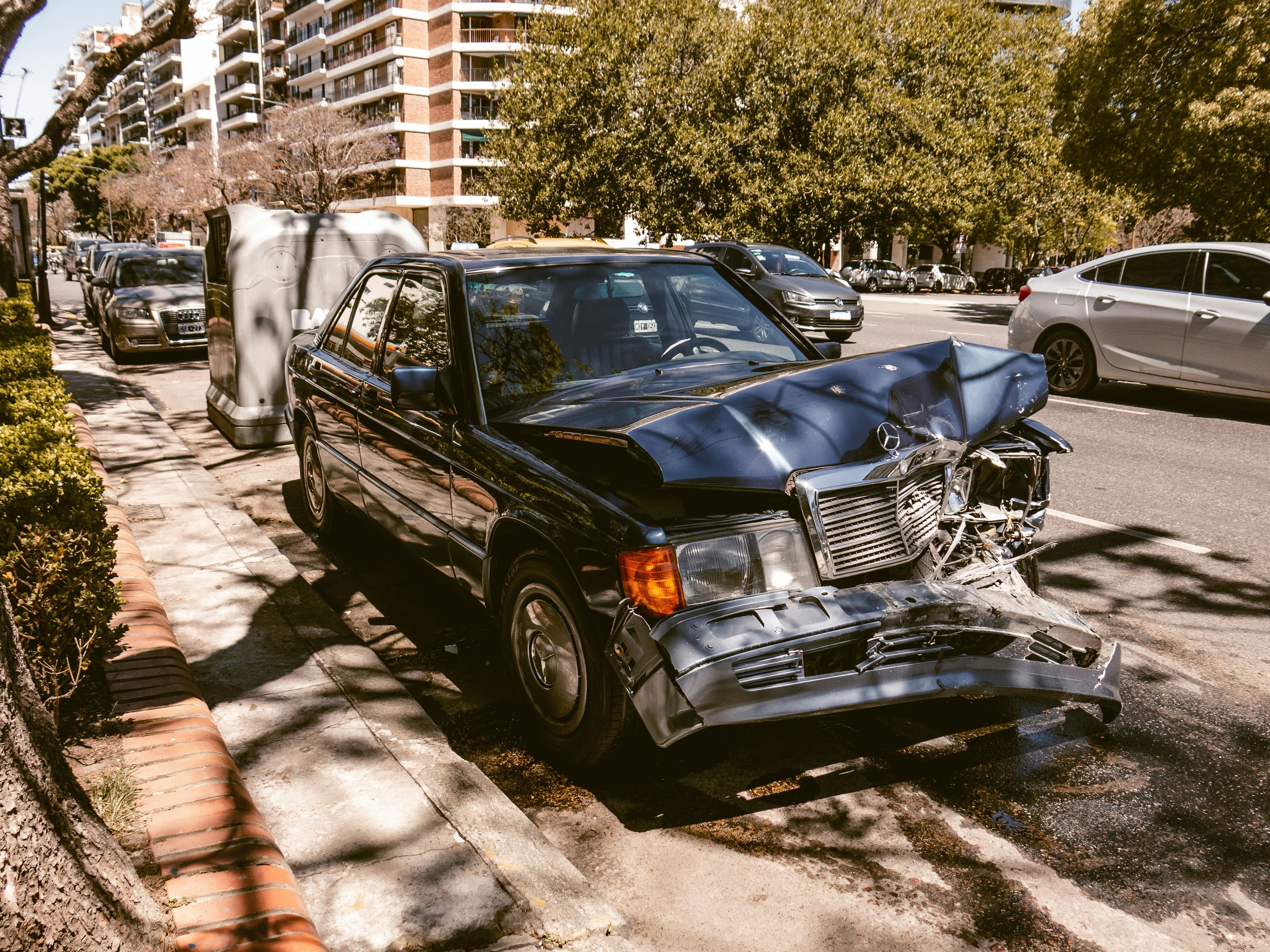 Un coche dañado tras un accidente, que muestra las secuelas de una colisión en Illinois.