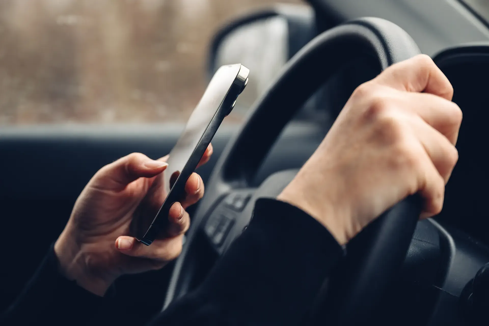Un estudio de 2021 revela que un sorprendente 90 % de las personas utilizan el móvil mientras conducen Un estudio de 2021 revela que un sorprendente 90 % de las personas utilizan el móvil mientras conducen