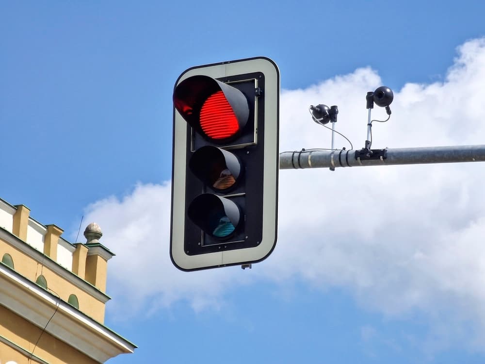 Cámaras y seguridad en los cruces: el rojo y el amarillo no son blanco y negro Cámaras y seguridad en los cruces: el rojo y el amarillo no son blanco y negro