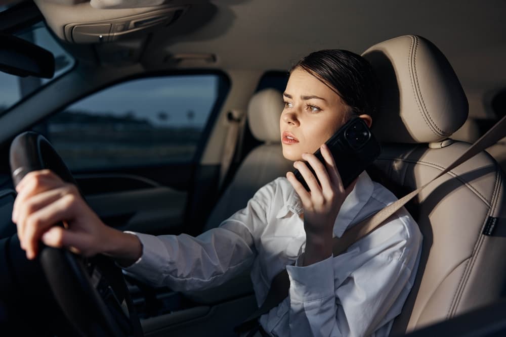 La conducción distraída se desvía del camino La conducción distraída se desvía del camino
