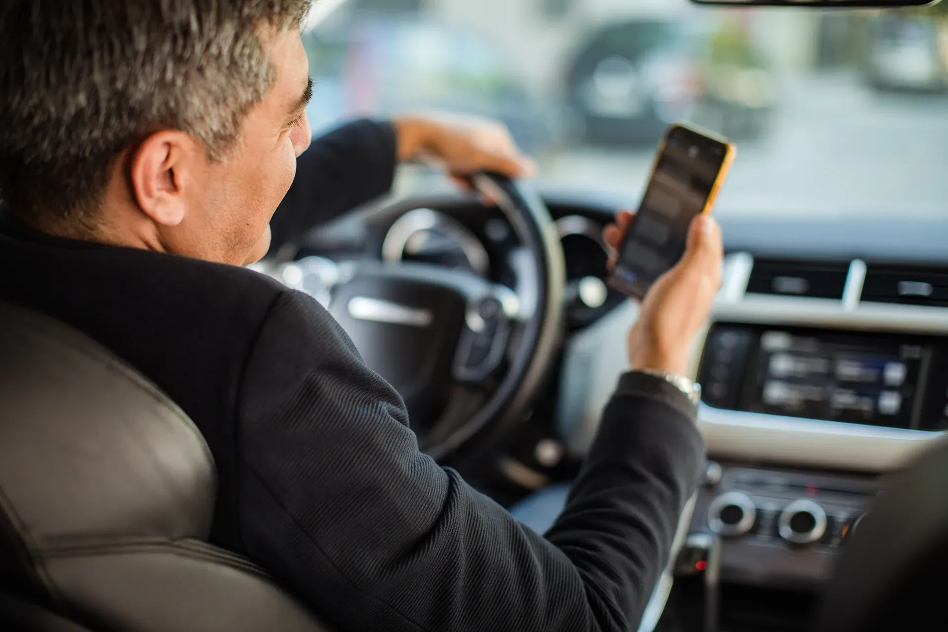 Las distracciones al volante no siempre tienen que ver con enviar mensajes de texto Las distracciones al volante no siempre tienen que ver con enviar mensajes de texto