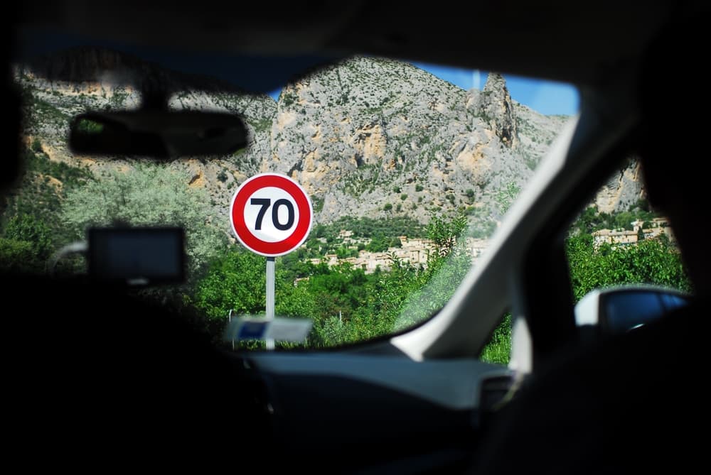 Los legisladores de Illinois estudian aumentar los límites de velocidad en las autopistas interestatales a 70 Mph Los legisladores de Illinois estudian aumentar los límites de velocidad en las autopistas interestatales a 70 Mph
